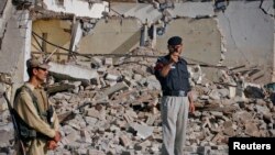 نیرو های پاکستنی در محل رویداد دیره اسماعیل خان 