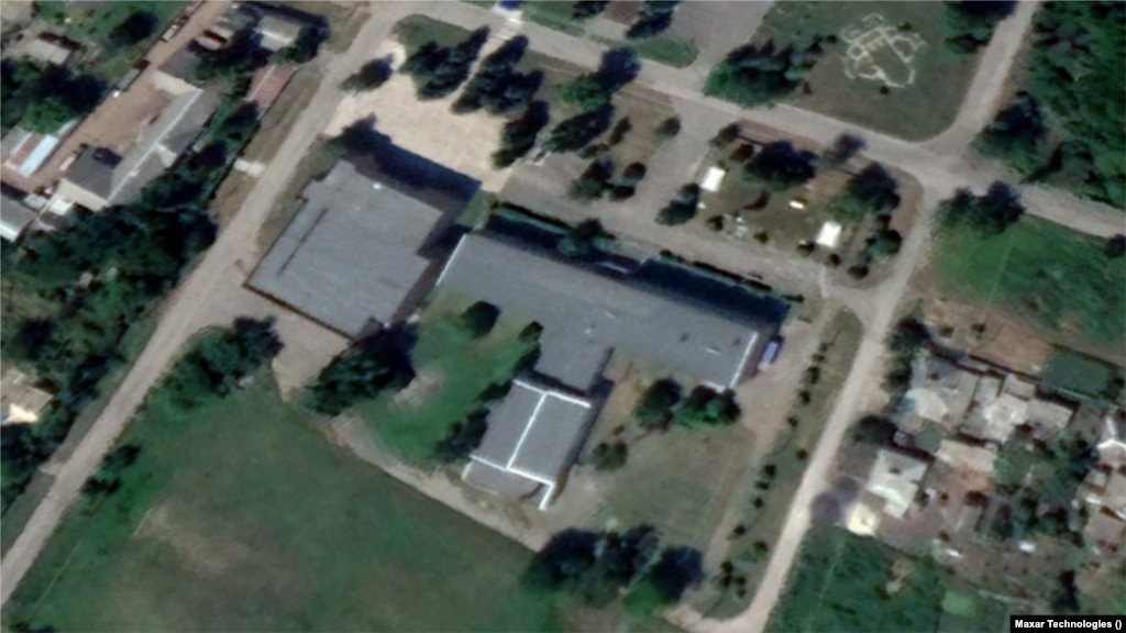 Донецк облусундагы Покровск айылы 2022-жылы жай айларында орус аскерлери тарабынан оккупацияланган. Экинчи сүрөттөн айылдагы турак жайлар жана жалгыз мектептин кыйраганын көрүүгө болот.