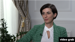 «Ми працюємо над єдиною позицією країн ЄС і НАТО. І, зрештою, Угорщина все ще з нами, коли йдеться про санкції тощо. Але я, звичайно, не згодна з позицією Орбана» – Маркета Пекарова Адамова.