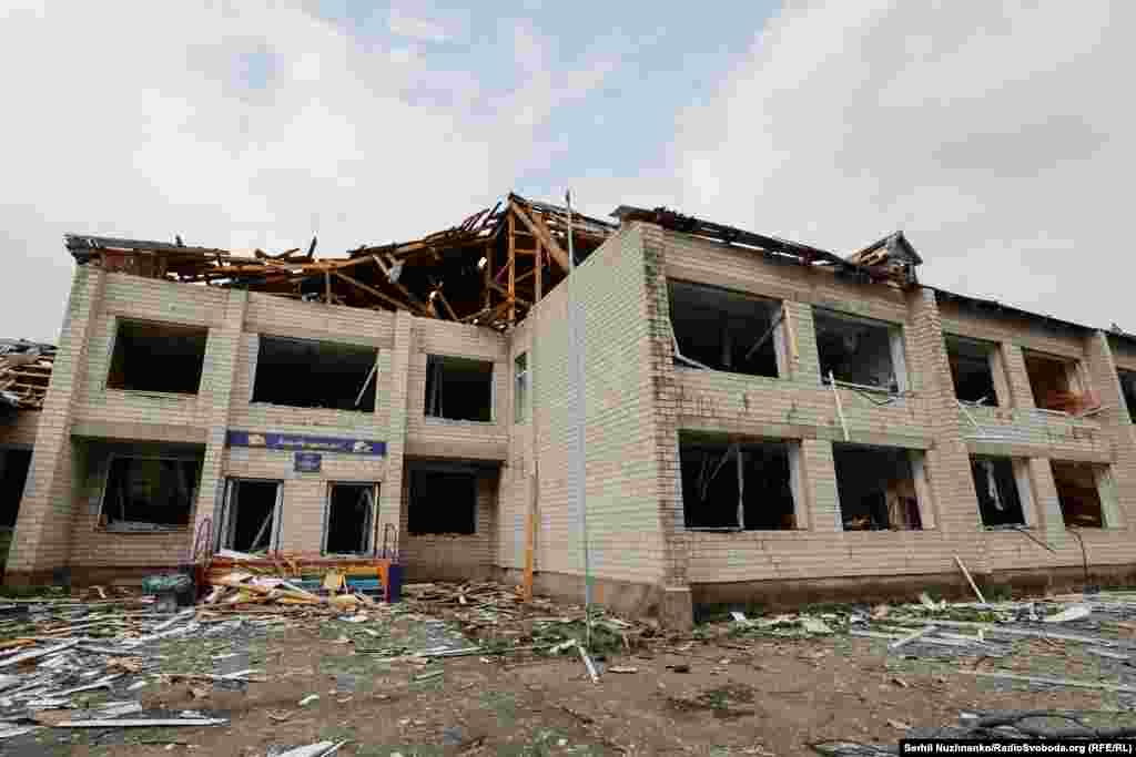 На первом изображении: полуразрушенное здание лицея в Кухарях, март 2022 года. На втором изображении: то же учебное заведение в марте 2024 года. В здании провели ремонт, занятия возобновились