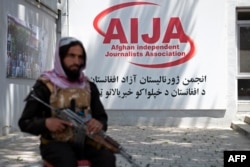 طالبان با تسلط به قدرت در افغانستان تلاش کرده اند کنترول بیشتری بر رسانه ها و کار خبرنگاران داشته باشند.