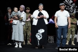 Жеңишбек Иманбек уулунун иниси Дүйнөбекке жар болгон Нурзат Ысакова, апасы Динара Көкүмбаева, атасы Иманбек Баймуратов.