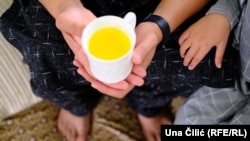 چای علاوه بر این که برای رفع تشنگی و خسته گی در افغانستان نوشیده می شود، در این اواخر به دلیل افزایش فقر، به یک وعده غذایی مردم بدل شده است.