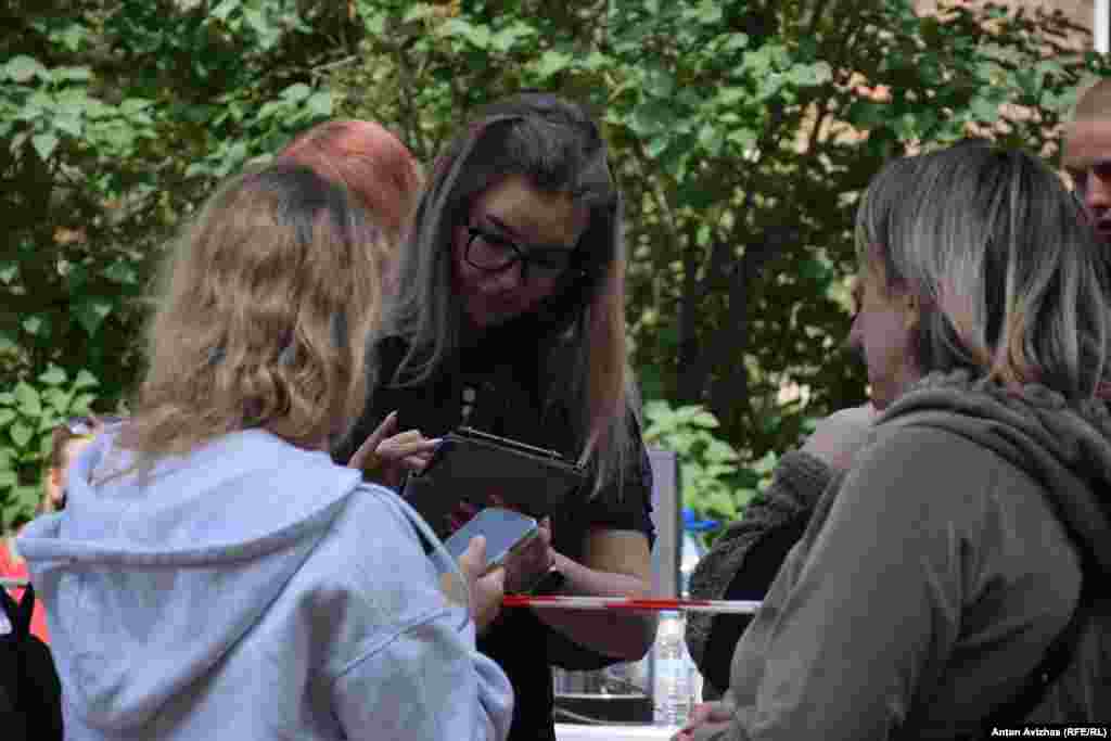 Поліція опитує свідків ракетного удару