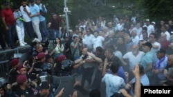 Armenia - Protesters and riot police clash outside the Armenian parliament, Yerevan, June 12, 2024