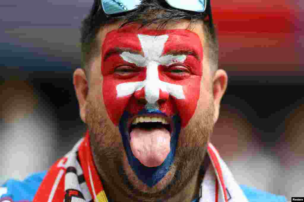 Словацкий болельщик с раскрашенным в цвета флага своей страны лицом ждёт начала матча группы &laquo;E&raquo;. Бельгия встречается со Словакией во Франкфурте, 17 июня. Сборная Бельгии уступила Словакии со&nbsp;счётом 0:1. Два гола бельгийцев не были засчитаны
