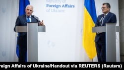 За словами Дмитра Кулеби (праворуч), він поінформував Жозепа Борреля про російські балістичні удари по Києву та інших українських містах