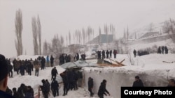 Хорогдо 15-февралда эртең мененки саат 10дор чамасында кар көчкү жүрүп бир канча үйдү басып калган.