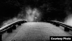 Человек на мосту. Автор фото: Хаято Мацумото