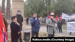 Шайлообек Атазов Райымбек Матраимовду колдоо митингинде. 19-февраль, 2021-жыл.