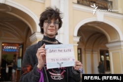 Александра Синько во время пикета против принятия закона о запрете трансгендерного перехода, архив 2023