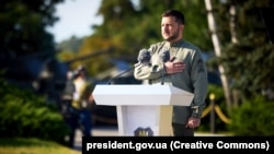 Як відзначив президент, «щільне мінування фронту ускладнює контрнаступ, втім військові продовжують рухатись вперед»