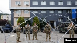 ՆԱՏՕ-ի խաղաղապահները հսկում են Կոսովոյի հյուսիսային սերբաբնակ ավանների վարչական շենքերը