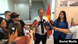 Саламаттык сактоо министри Алымкадыр Бейшеналиев журналисттердин суроолоруна жооп берүүдө.