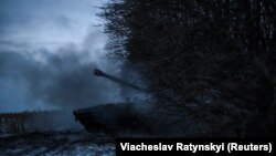 Армія РФ використовує штурми як розвідку, зазначає офіцер бригади «Рубіж» Володимир Черняк. На фото: військовослужбовці ЗСУ ведуть вогонь із самохідної гаубиці 2С1 «Гвоздика» поблизу Куп’янська, грудень 2023 року