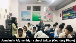 آرشیف - شماری از دانش آموزان در لیسه سید جمال الدین افغان در دهلی جدید
