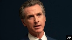 Ґевін Ньюсом засудив знищення майна в ході протестів, але водночас звинуватив Трампа в тому, що той «створив умови, які ви бачите по телевізору».