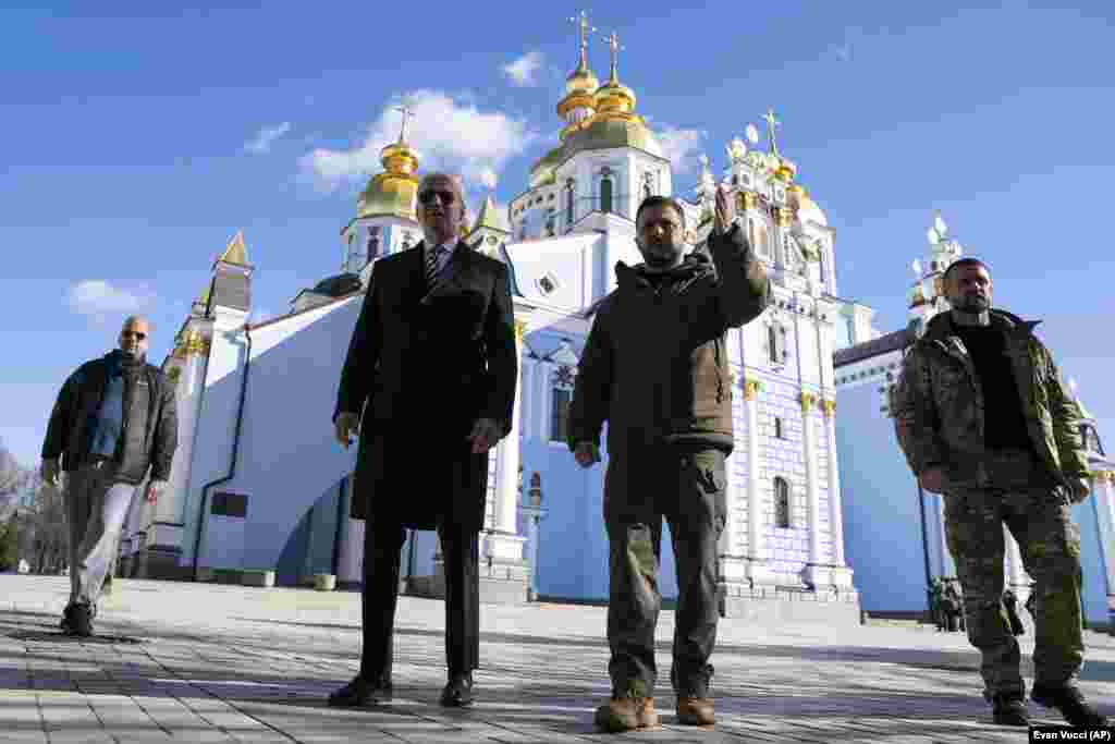 Джо Байден уже багато разів відвідував Україну як віцепрезидент США, та це була його перша поїздка до охопленої війною України від початку його президентства. Президент України Володимир Зеленський і президент США Джо Байден (ліворуч) на території Михайлівського Золотоверхого монастиря. Київ, 20 лютого 2023 року