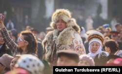 Майрамды көрүү үчүн келген эл. 21-март, 2023-жыл.
