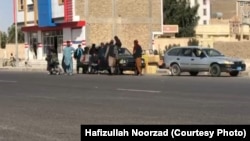 شماری از جوانان در گوشه‌ای از شهر نیمروز دیده می شوند که قصد دارند بطور غیرقانونی به ایران سفر کنند