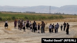 Ин хонандагон ҳамарӯза даҳ километр роҳро тай карда ба мактаб мераванд