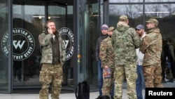 "Вагнер" менчик аскердик компаниясынын кеңсесинин алдында турган адамдар. 4-ноябрь, 2022-жыл. 