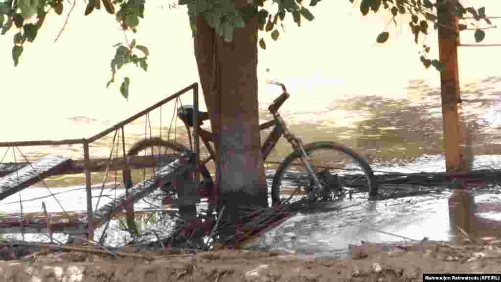 Велосипед в густой грязи