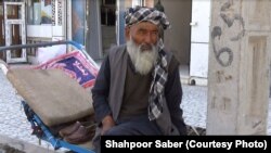 عبدالحکیم ۵۳ ساله نان آور خانواده شش نفره است. 