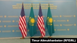 Америка менен Казакстандын желектери. 