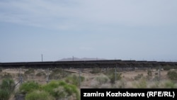 Күндөн электр энергиясын алып берүүчү панелдер жайгашкан чөл. Керн округу, Калифорния. АКШ. Июнь, 2023