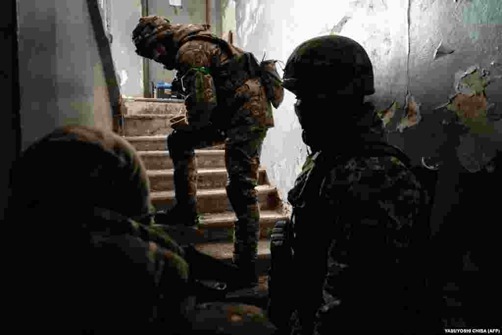 Після того, як розвідники знаходять російські позиції і передають точні координати, мінометники отримують наказ вийти з укриття і розпочати обстріл. Під Бахмутом, 16 лютого 2023 року