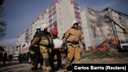 Унаслідок влучання ракет по житлових будинках у Дніпрі та Умані вночі 28 квітня загинули в цілому щонайменше 25 людей (з них двоє у Дніпрі)