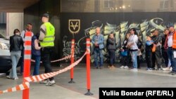 Praqada ukraynalı qaçqınların sənədləşmə növbəsi.