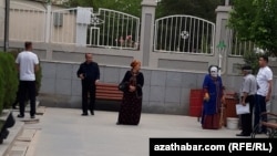 Türkmenistanyň banklarynyň biriniň daşynda duran raýatlar (Illýustrasiýa suraty)