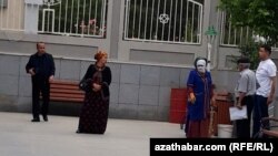 Döwlet edaralarynyň biriniň howlusynda duran ýaşaýjylar (Illýustrasiýa suraty)