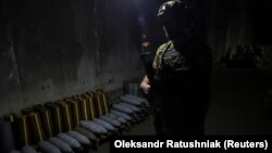 «Артилерійські снаряди є одними з найбільш витратних боєприпасів на полі бою. Абсолютно критично важливо, щоб ми отримали це фінансування для України», – сказав Джон Кірбі