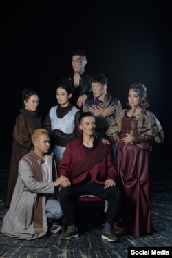 “Ромео менен Жульетта” спектаклинде ойноочу жаш актёр-актрисалар курамы.