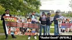 Берлинде Тажикстандын президенти Эмомали Рахмонго каршы акцияга чыккан активисттер. 29-сентябрь, 2023-жыл. 