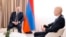 Премьер-министр Армении Никол Пашинян (слева) дает интервью CNN primanews