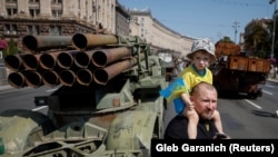 Люди відвідують виставку, на якій демонструється знищена російська військова техніка, на Хрещатику (центр Києва), Україна, 21 серпня 2023 року