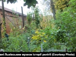 Померлих політв'язнів ховали під стіною тюрми