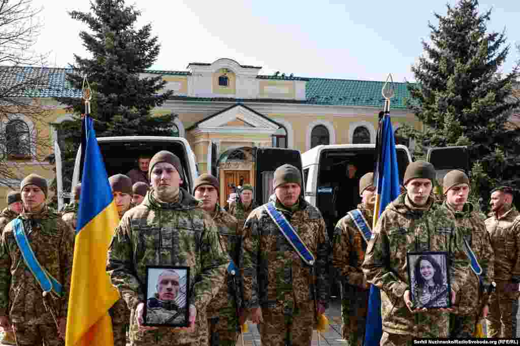 Квіти і прапори Церемонія прощання пройшла в Михайлівському соборі. Портери&nbsp;