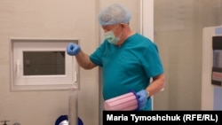 Стефан Хміль дістає заморожені ембріони з бака з рідким азотом у репродуктивній клініці у Львові