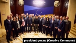 Киевде чогулган Евробиримдикке мүчө мамлекеттердин тышкы иштер министрлери жана Украинанын президенти Владимир Зеленский. 2-октябрь, 2023-жыл.