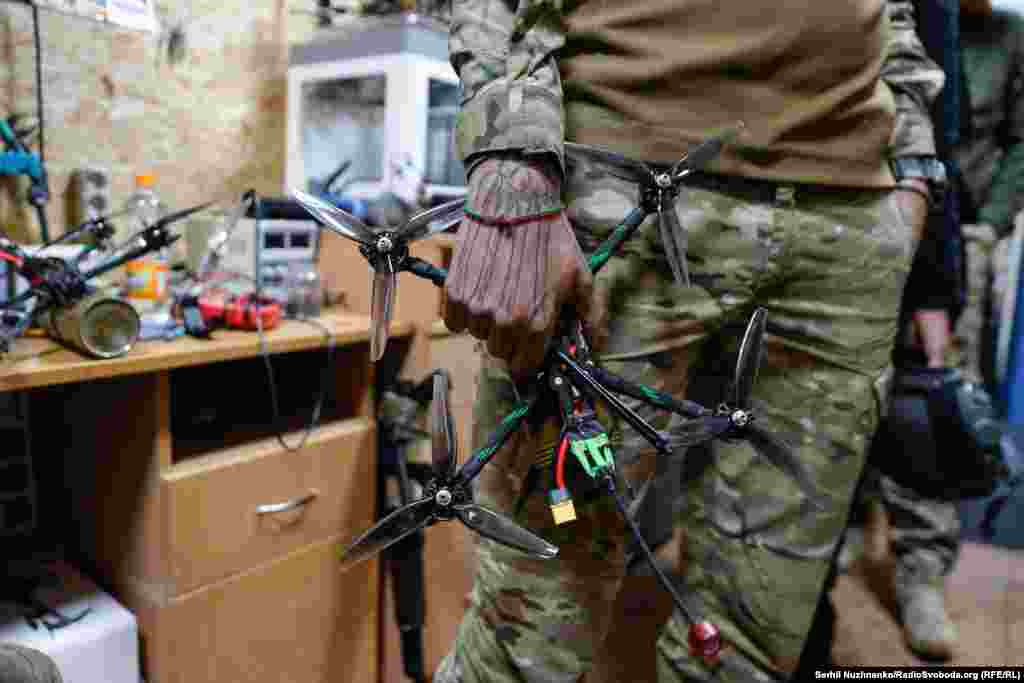 FPV-дрони стали невід&#39;ємною частиною війни. Так пояснюють військові 108-го окремого гірсько-штурмового батальйону 10-ї окремої гірсько-штурмової бригади &laquo;Едельвейс&raquo;. Щоденно за допомогою цих &laquo;пташок&raquo; пілоти знешкоджують техніку супротивника та запобігають просуванню російських військ під Соледаром