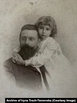 Михайло Тарновський з донькою Надею. Надія вийде заміж за Михайла Миклухо-Маклая – племінника відомого мандрівника, а в 1941-ому стане хрещеною матір‘ю своєї сестри Ірини Тарновської. (Архів Ірини Трач-Тарновської).