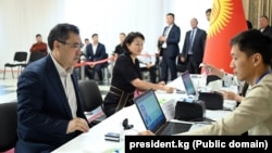 Президент Садыр Жапаров менен анын жубайы Айгүл Жапарова дагы добуш берди. 