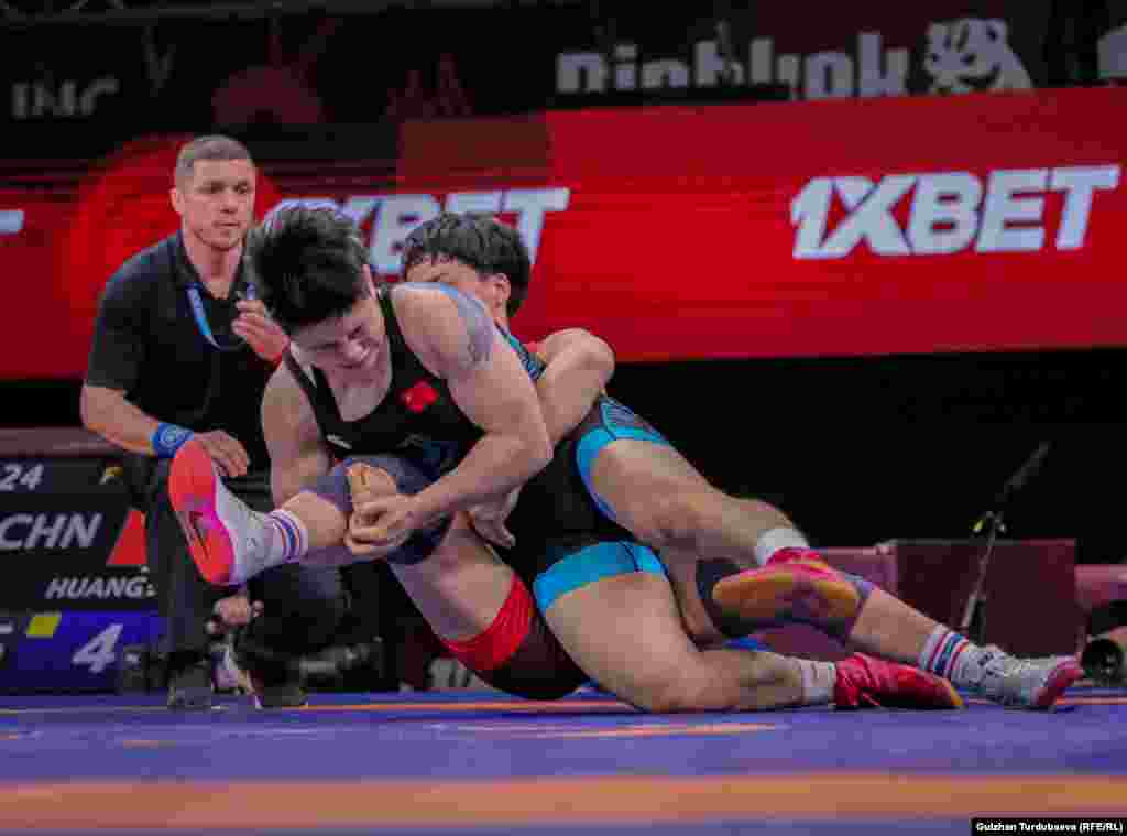 76 килограмм салмактагы финалдык беттеште Айпери Медет кызы кытайлык Юань Хуангды 10:7 эсебинде жеңди. Ал финалдык беттешке чейин эки атаандашын уткан. Алгач чейрек финалда индиялык Прия Прияны 3:1, жарым финалда казакстандык Элмира Сыздыкованы 5:1 эсеби менен жеңди.