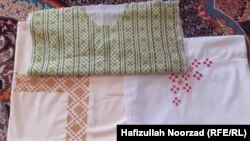 یکی از نمونه های کار خامک دوزی زنان و دختران فراه ونیمروز