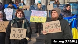 У Дніпрі родичі військовополонених вбрали ялинку кульками з іменами бійців і вимогами повернути їх додому, 24 грудня 2023 року, фото ілюстративне